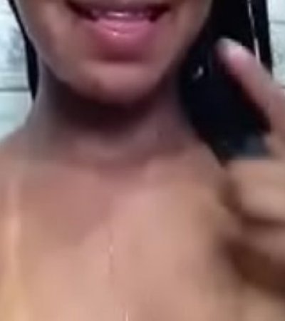 Novinha Safadinha Molhadinha Mostrando Buceta