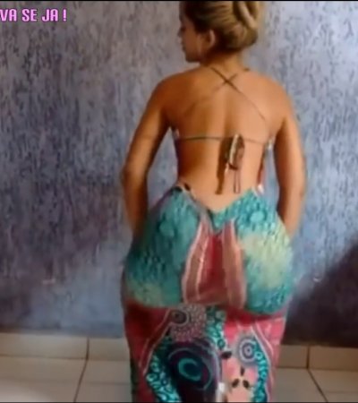 Loira de Vestido Rebolando o Bundão como Ninguém